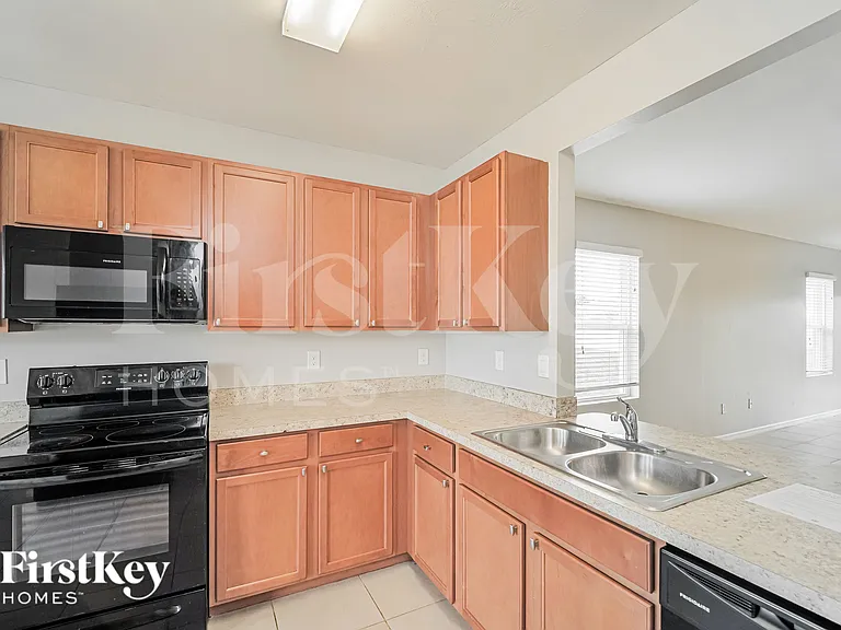 625 SW 25th Ter — Photo 9