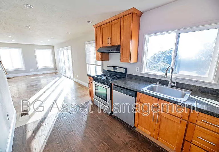1723 Bayo Vista Ave — Photo 8