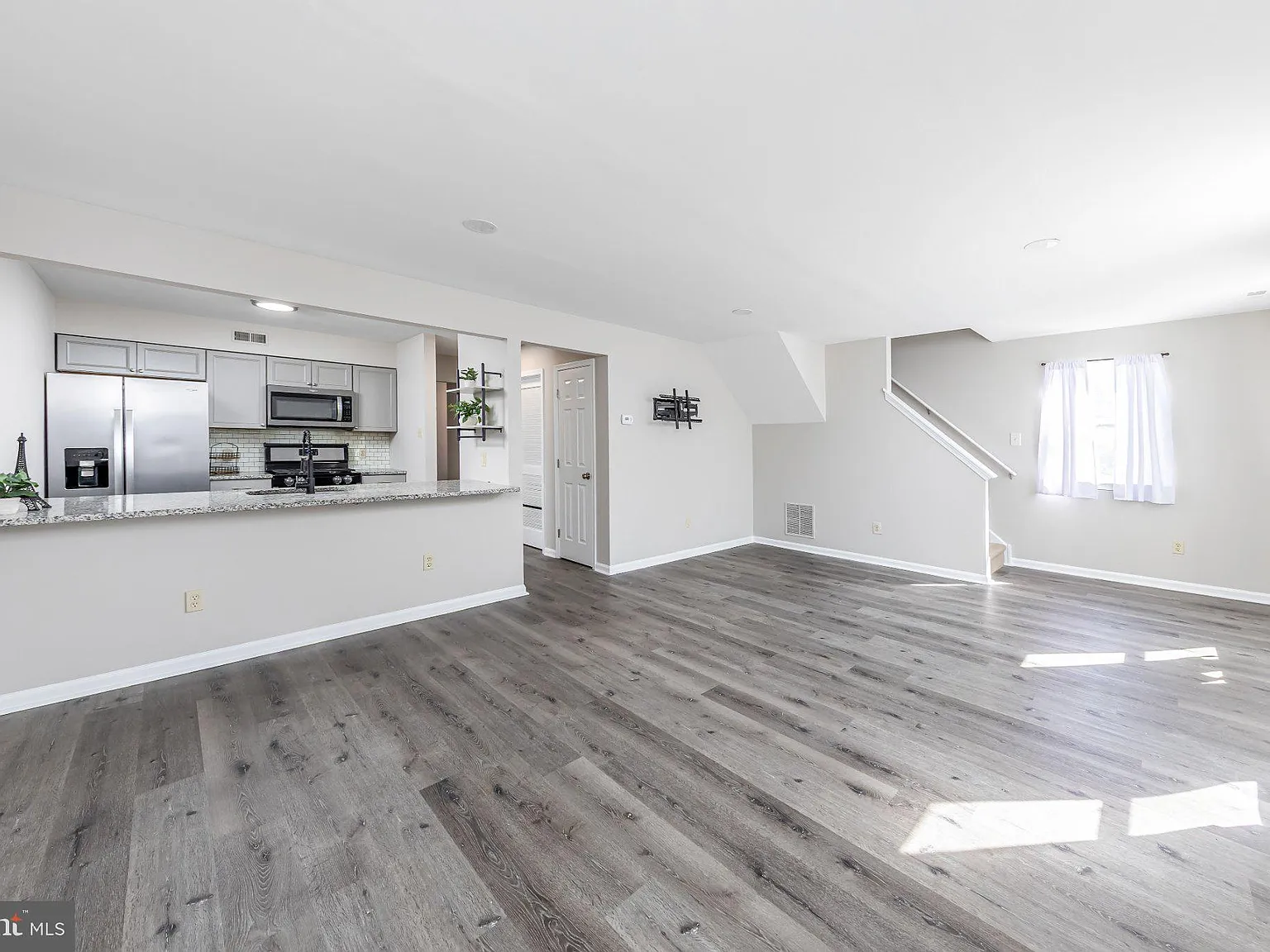 3 bed, 1.5 bath, 1500 sqft, $2,500 — Photo 2