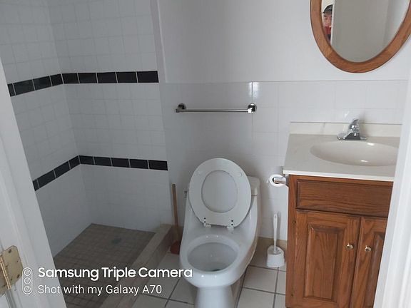 5th image of 406 E Girard Ave