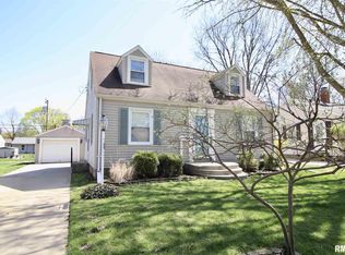 306 Sherwood Dr, Pekin, IL 61554