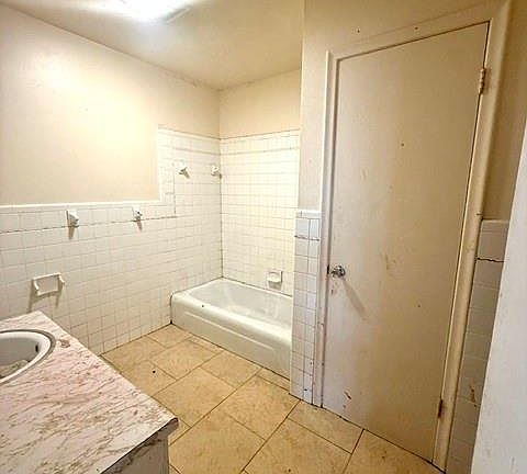 4th image of 2212 Delaware Ave