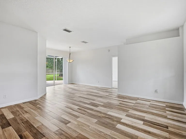 9810 Bennington Dr — Photo 4