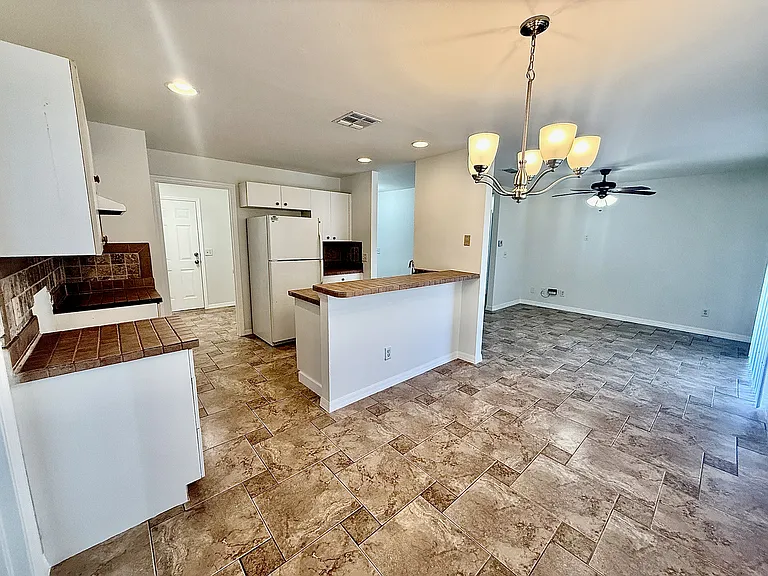 1241 Ermine St E — Photo 8