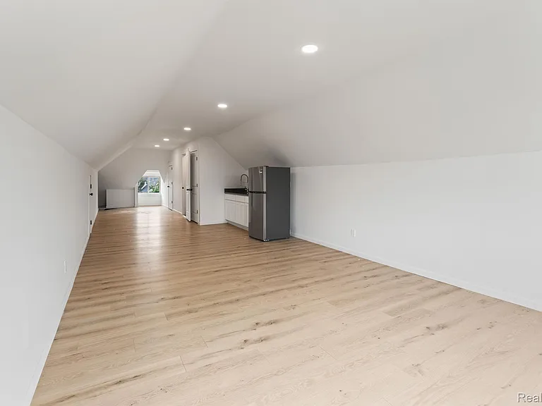 314 Hendrie St — Photo 30