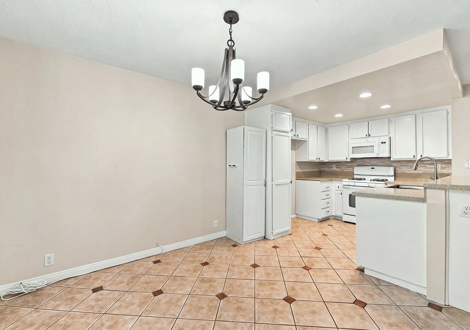 Spacious and Well Maintained 3 bed 2 Bath Condo in Yorba Linda — Photo 4