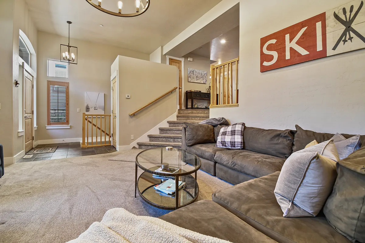Bright living room - Oslo Ln