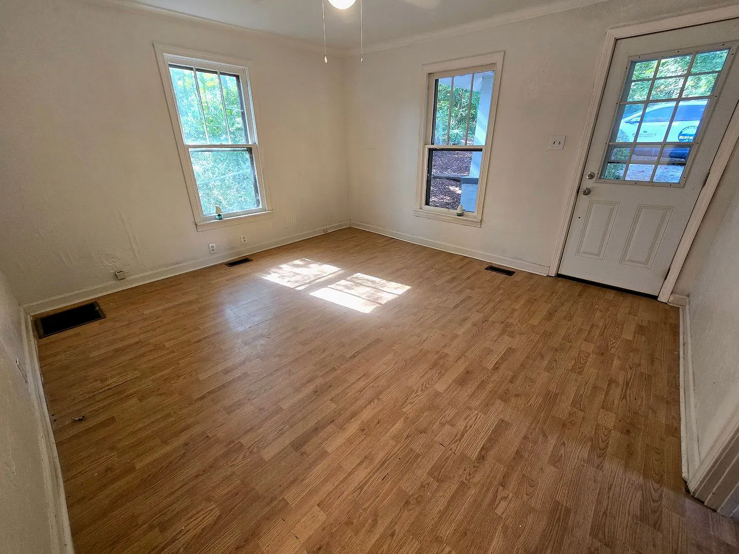 Cozy Lenoir 2/1 Bungalow with Fenced Yard on Cul-de-Sac — Photo 2