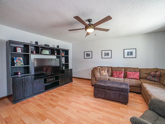 3rd image of 917 Edwin Dr