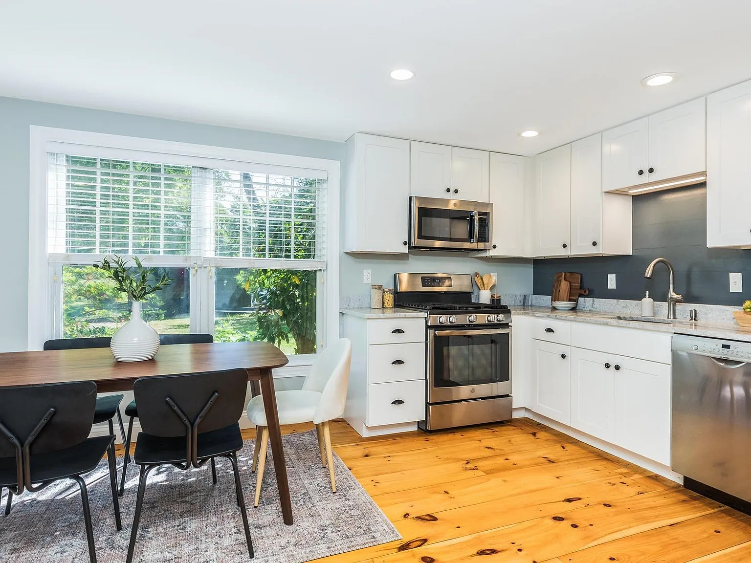 1 bed, 700 sqft, $2,400 — Photo 3