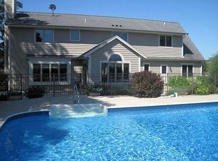 1340 Gridley Ct, Oconomowoc, WI 53066