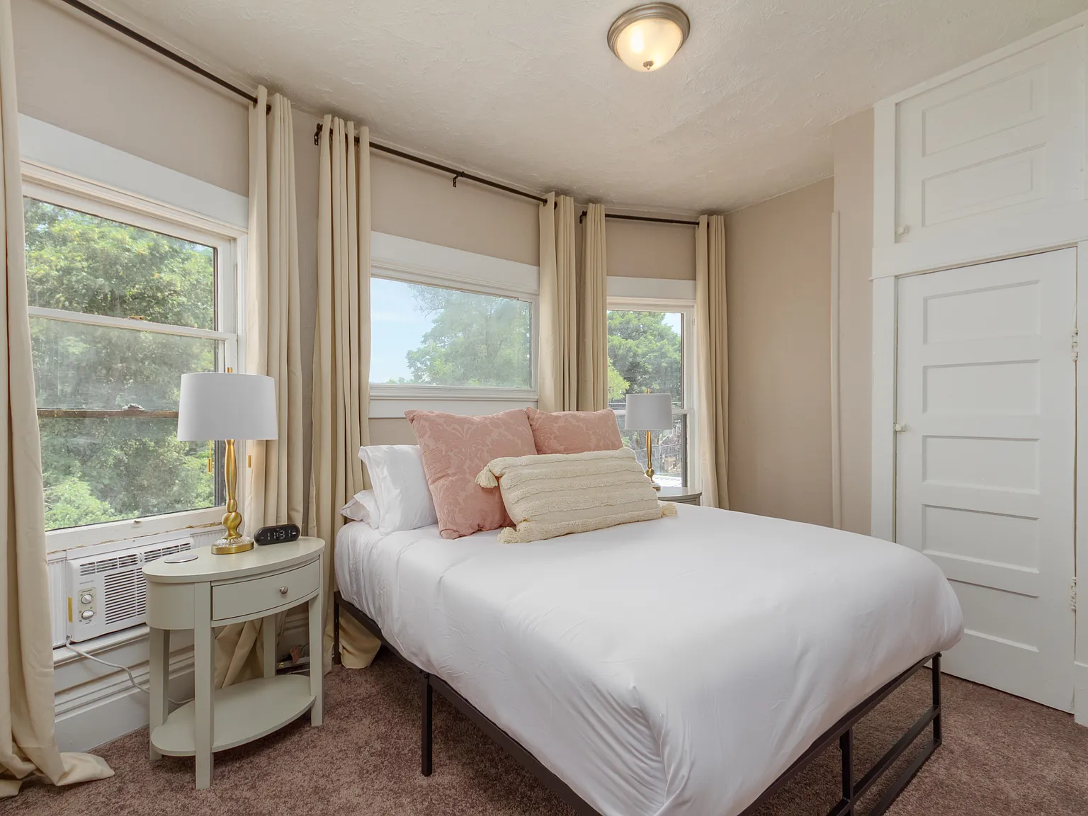 3 bed, 950 sqft, $1,650 — Photo 3