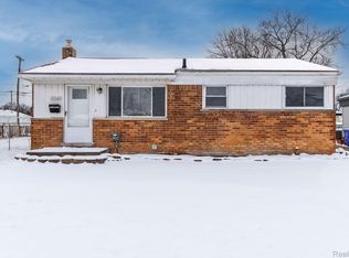 18048 Summer Ln S, Fraser, MI