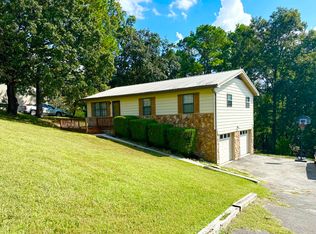 923 Crest Dr, Chickamauga, GA 30707