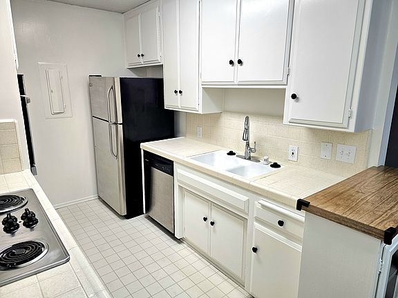 3rd image of 1830 Greenfield Ave #10