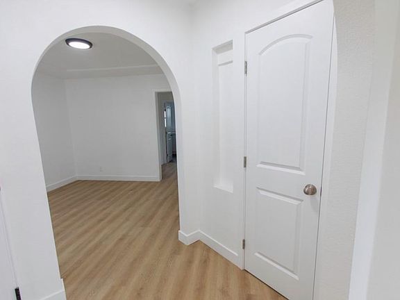 5th image of 1042 W 84th Pl #1044