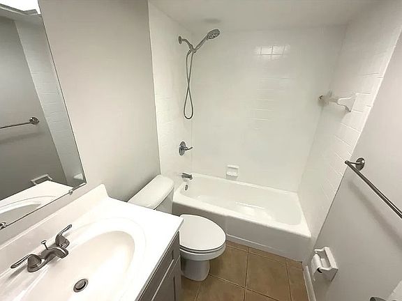 5th image of 610 SE 13th Ct #A-b