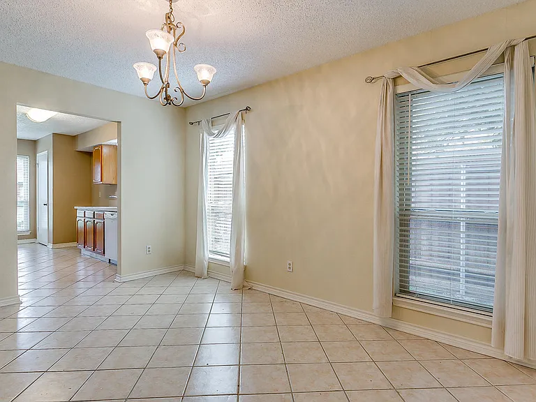 808 Sandhurst Dr — Photo 10