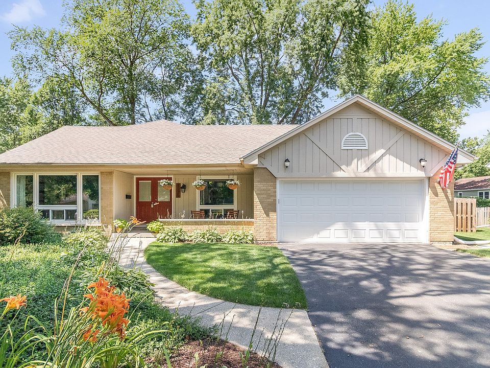 Charming 4 bedroom Naperville home minutes to everything downtown has to offer!