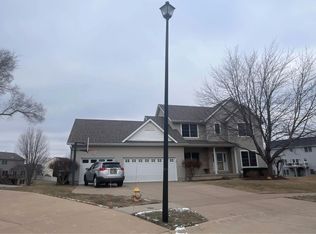 2706 Meadows Pl, Davenport, IA