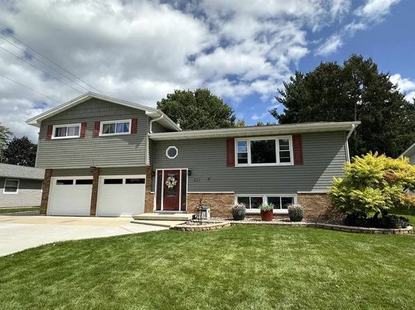 25 Campus Ln, Janesville, WI 53545