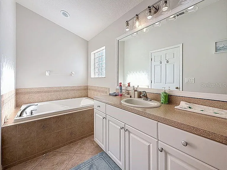 2402 Dryer Ave — Photo 25