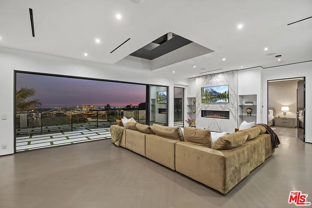 5 bed, 3.0 bath, 4500 sqft, $38,000 — Photo 3
