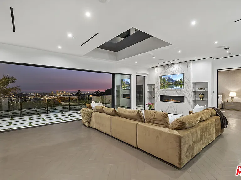 1680 Sunset Plaza Dr — Photo 3