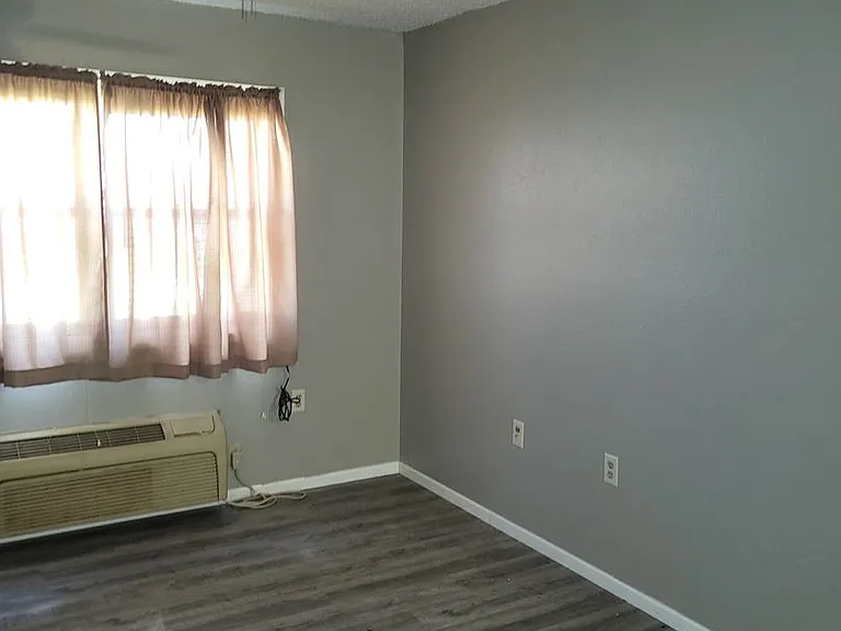 604 Plaza Dr — Photo 2
