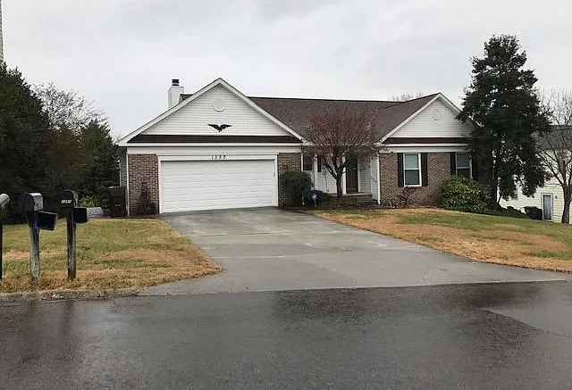 1352 Wenlock Rd — Photo 1