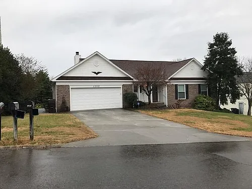 1352 Wenlock Rd Photo 1
