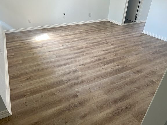5th image of 215 Merribrook Trl