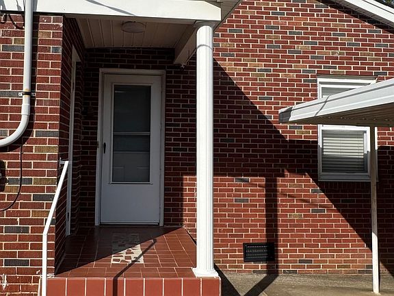 5th image of 310 W Hillcrest Ave