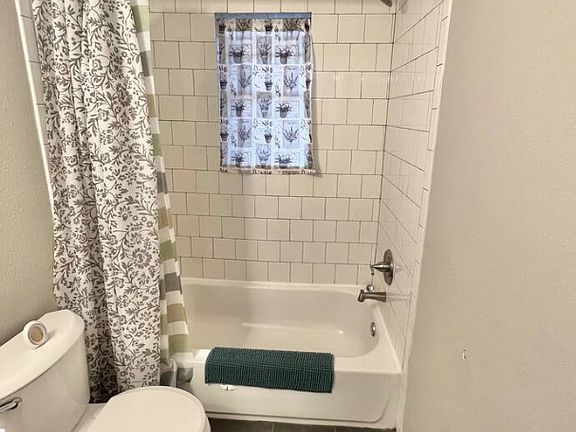 5th image of 1123 S Victory St APT B