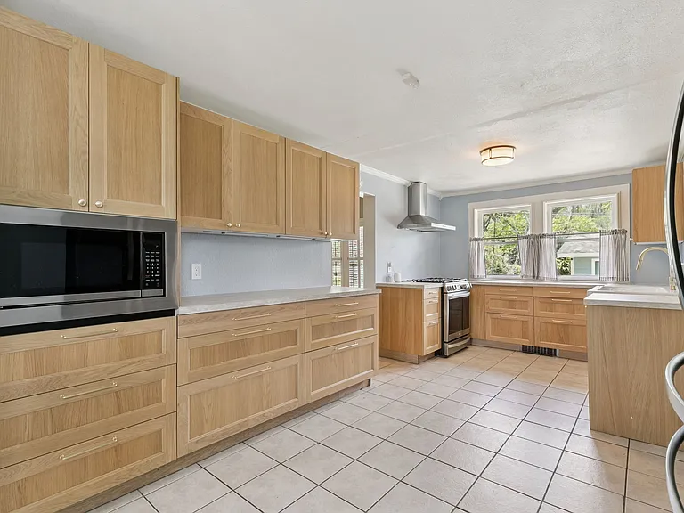 2400 S Park Ave — Photo 8
