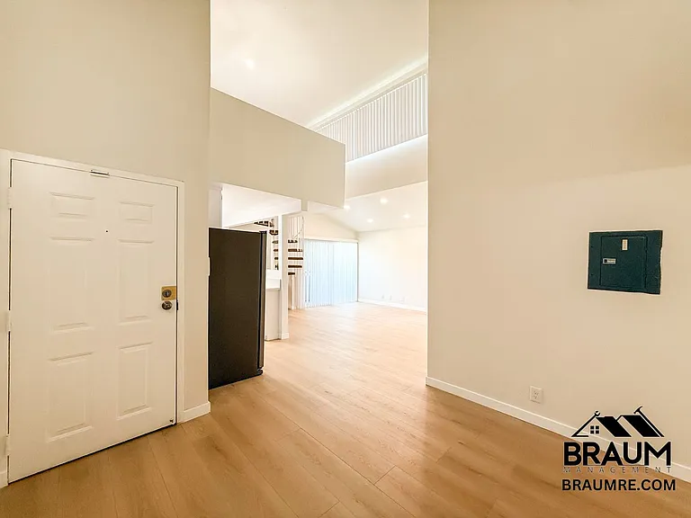 4404 Stern Ave — Photo 3