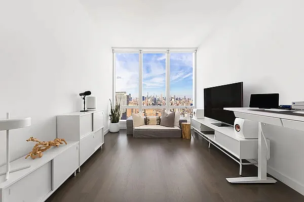 Rented by SERHANT. | media 5