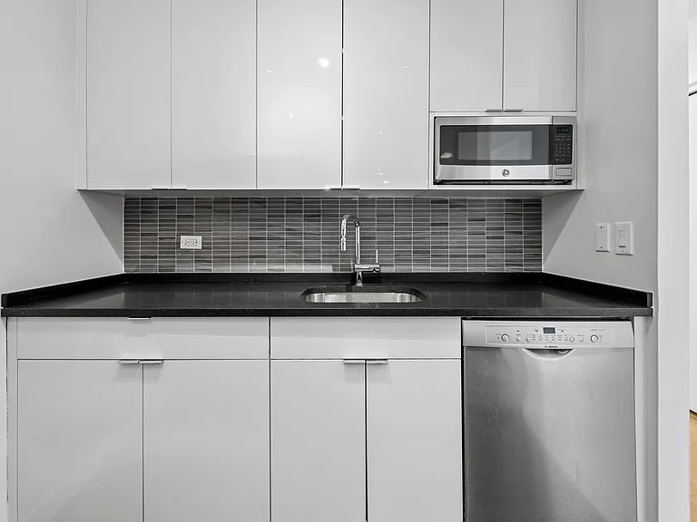 75 W End Ave #R12F — Photo 9