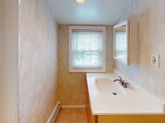 5th image of 70 Parkside Dr N