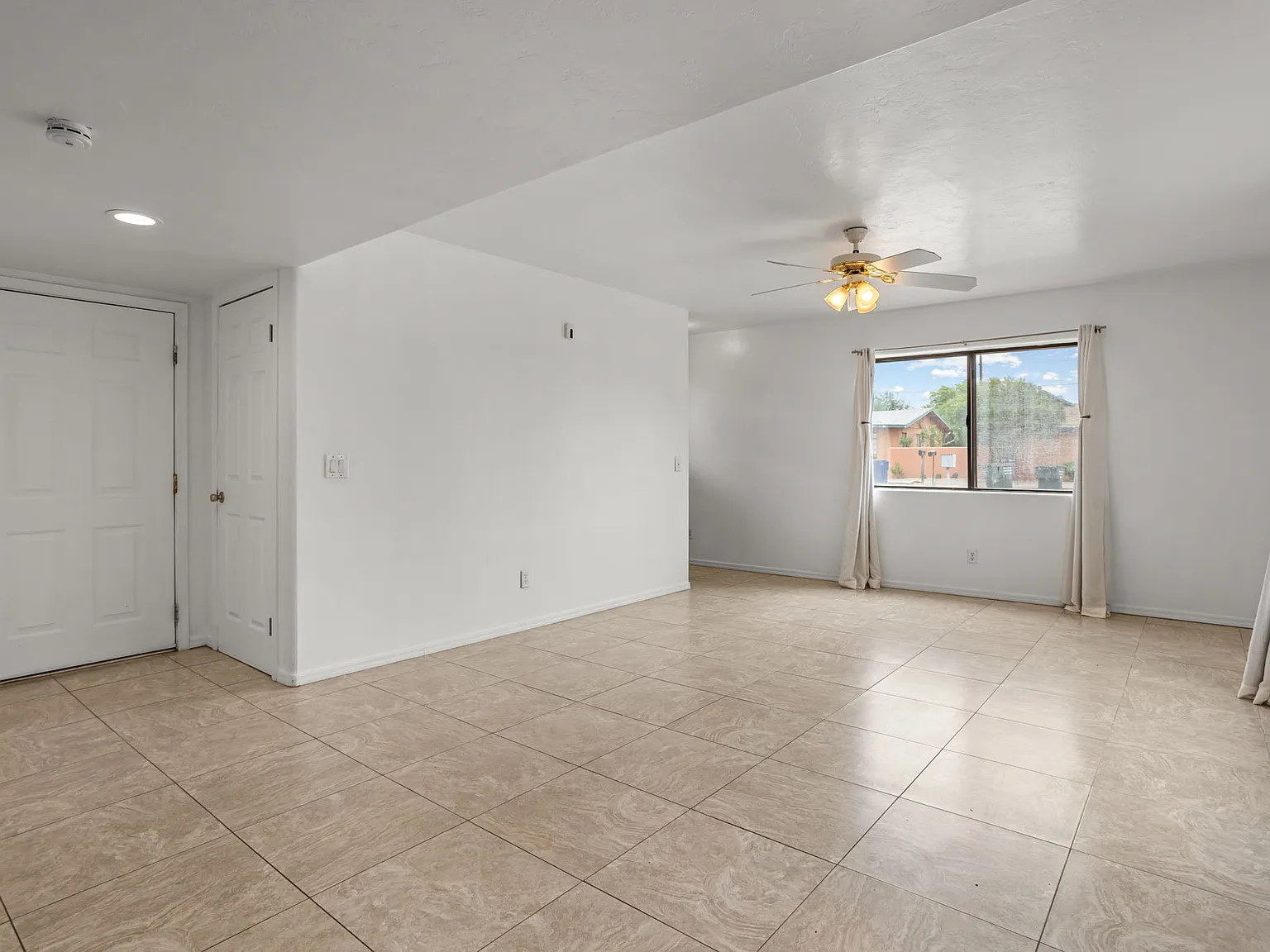 Less than 2 miles from U of A and Downtown!! — Photo 4