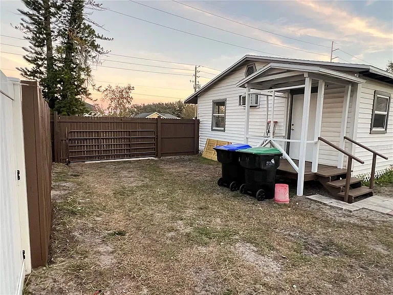 1658 Hempel Ave — Photo 5
