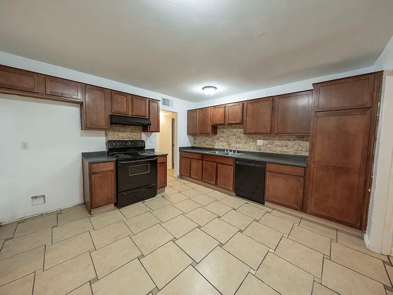 1350 E Orange St — Photo 14