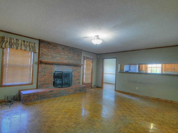 4th image of 1950 Glenshade Dr