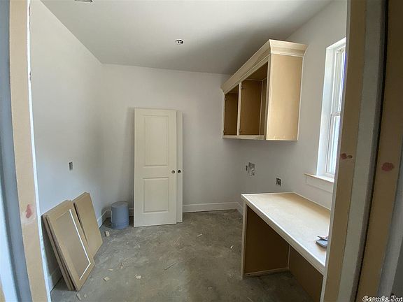 5th image of 833 Belle Grv
