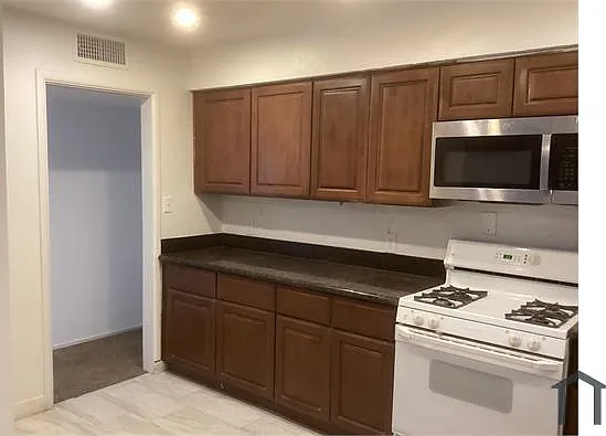 5 bed, 2400 sqft, $2,500 — Photo 2