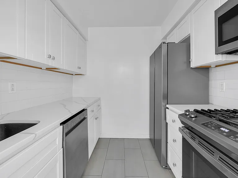 155 W 70th St #11C — Photo 2