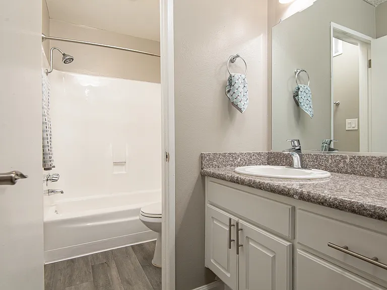 Evria Claremont Apartments — Photo 24