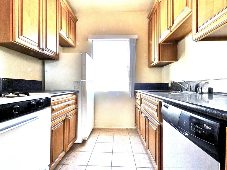 947 9th St #10 — Photo 4