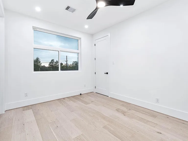 319 N Nagle St — Photo 31