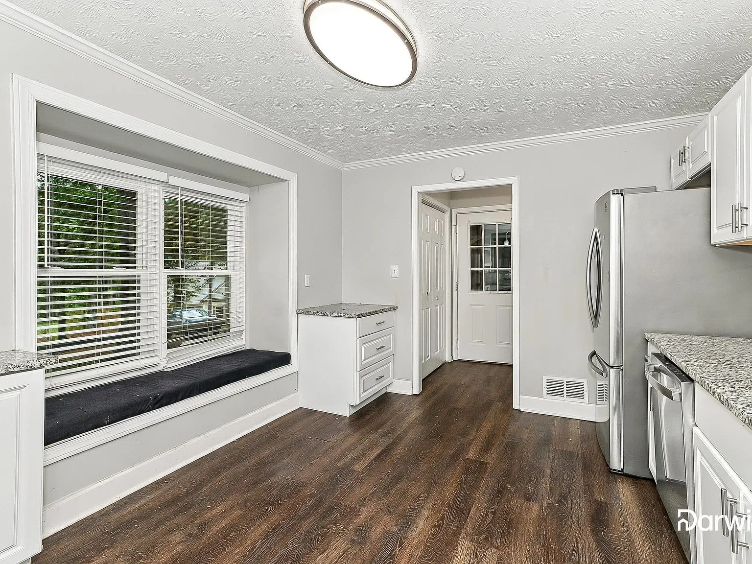 3 bed, 2.0 bath, 1384 sqft, $1,820 — Photo 3